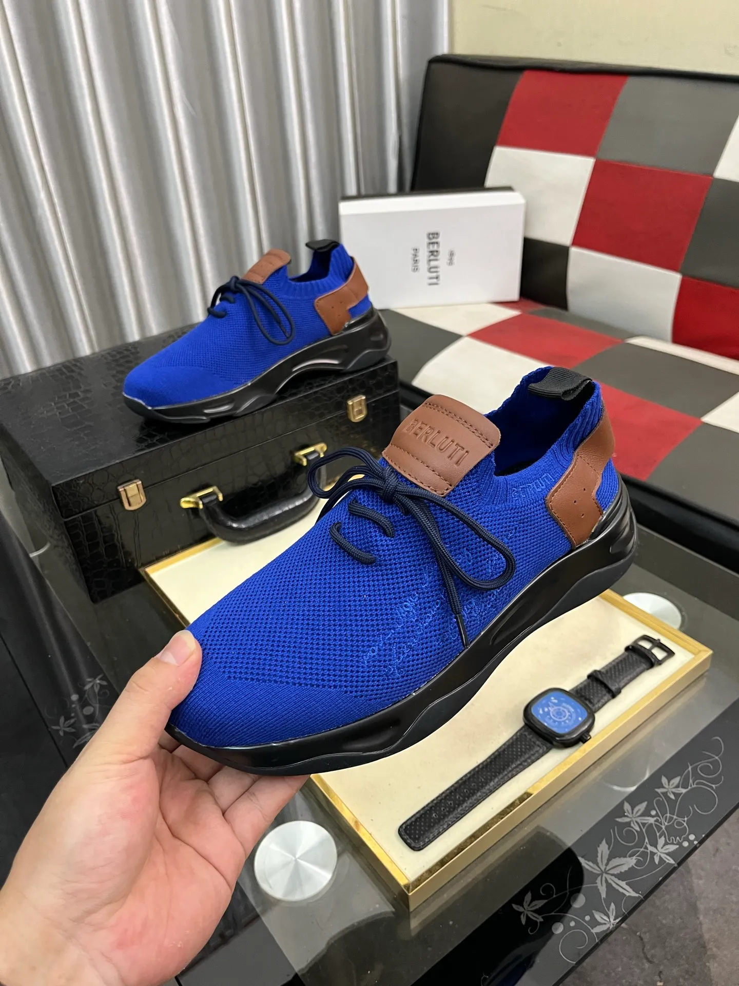 Men's Men's Shoes 💰400⌚️⌚️Berlut* France's top men's shoes, Berluti brand broke the rules in its first show and launched a new Edge shoe last. This model is hand-crafted with exquisite and fashionable fly-woven cowhide, a water-dyed cowhide lining, and an original color-blocked lightweight and wear-resistant rubber sole. This bold improvement of the iconic shoe last is of great significance to the creative work of its unique shape and edge width. On Alessandro shoes, this sharp-edged silhouette is made more see-through through Kris' bold and professional new Cloudy dyeing, making it classic and fashionable! Size: 38-46
